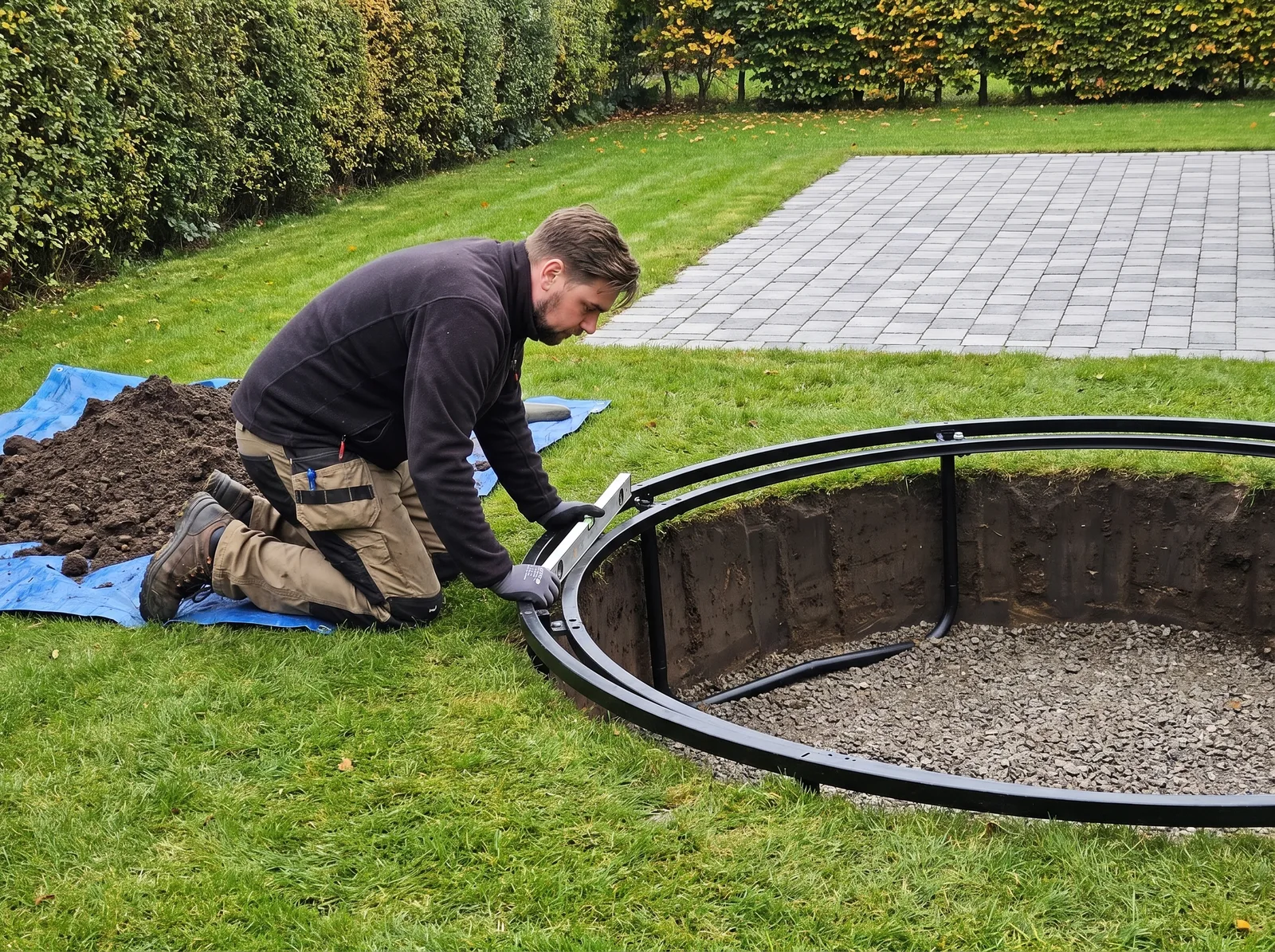 Trampolin-nedgravning: anlægsgartneren monterer en nedgravet trampolin i niveau med plænen
